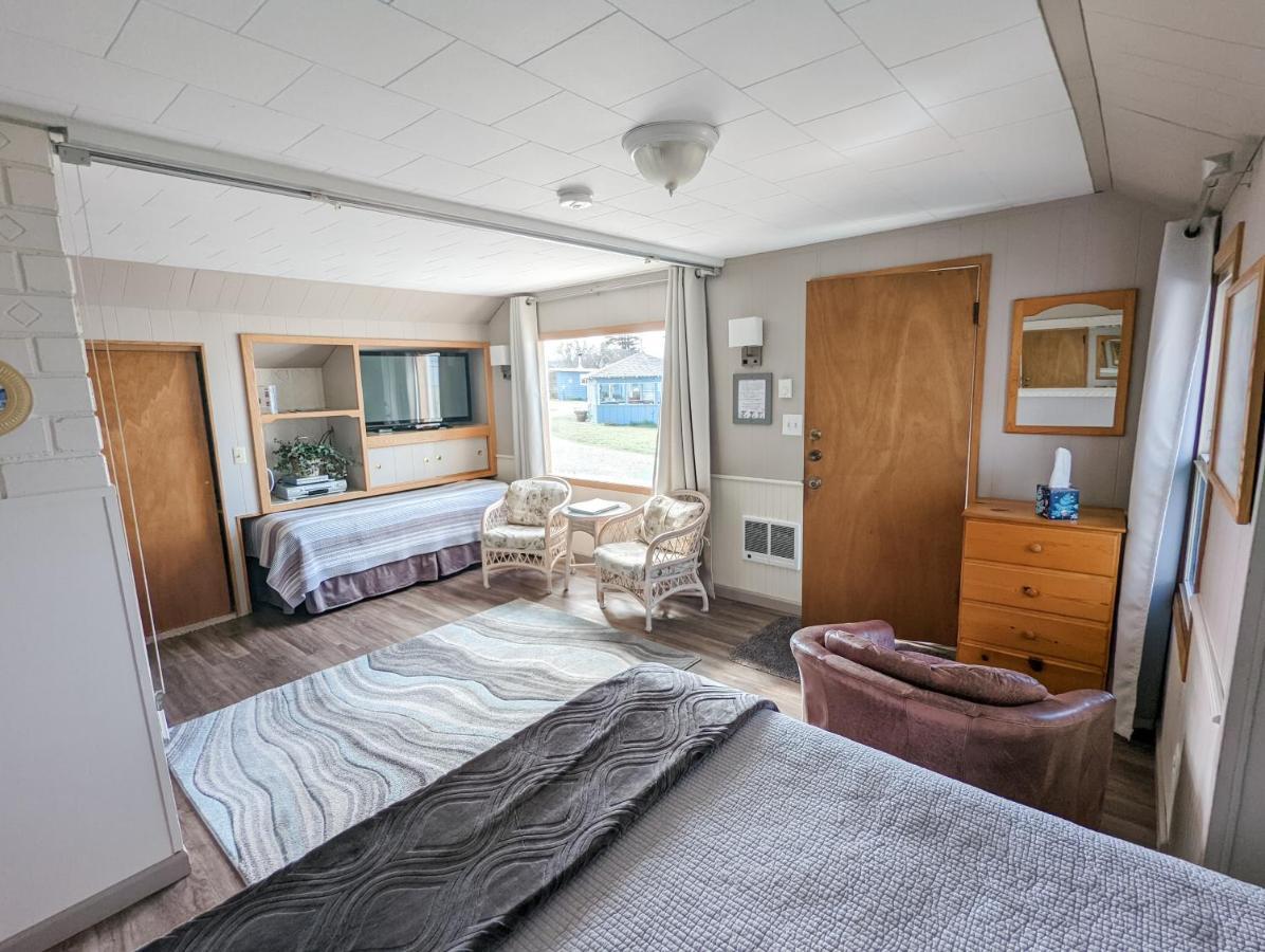 Juan De Fuca Waterfront Hotel & Cottages Секим Экстерьер фото