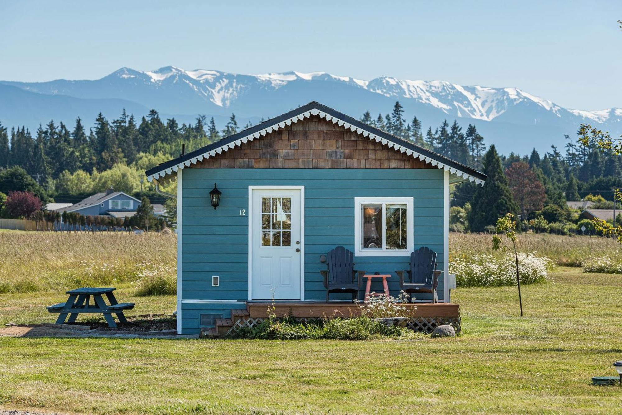 Juan De Fuca Waterfront Hotel & Cottages Секим Экстерьер фото