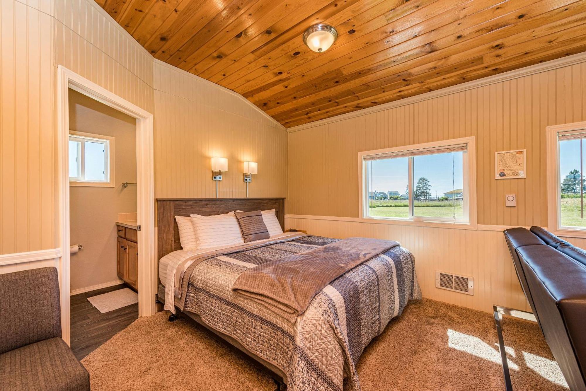 Juan De Fuca Waterfront Hotel & Cottages Секим Экстерьер фото