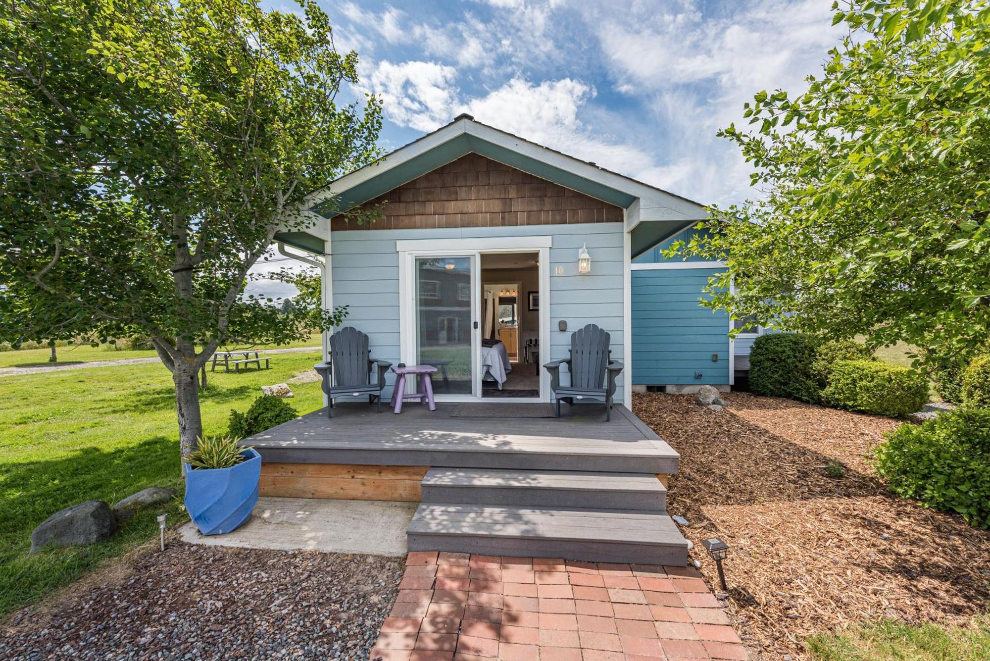 Juan De Fuca Waterfront Hotel & Cottages Секим Экстерьер фото