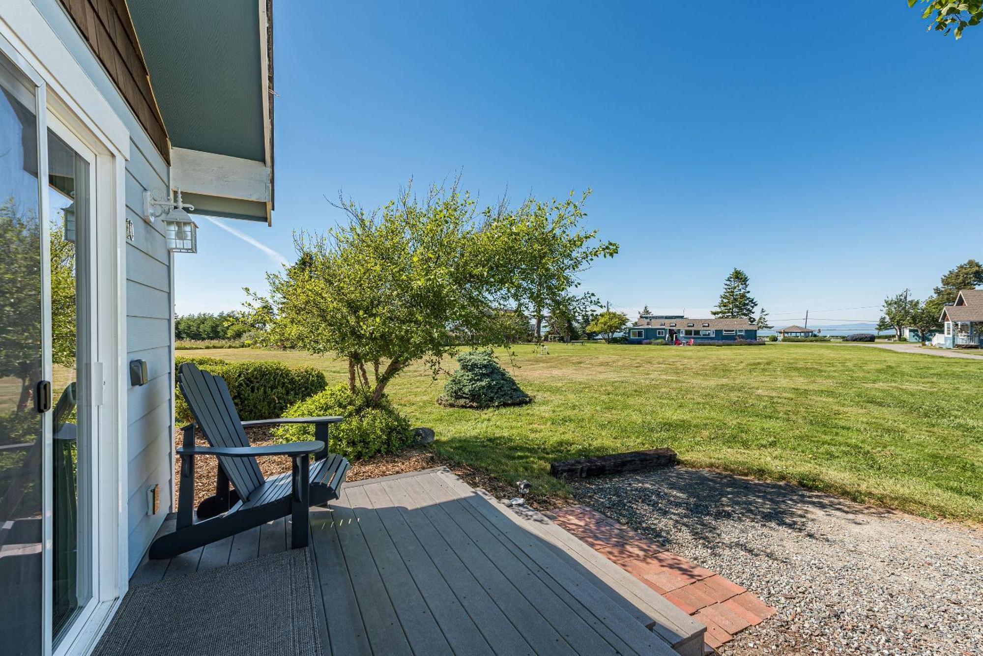 Juan De Fuca Waterfront Hotel & Cottages Секим Экстерьер фото