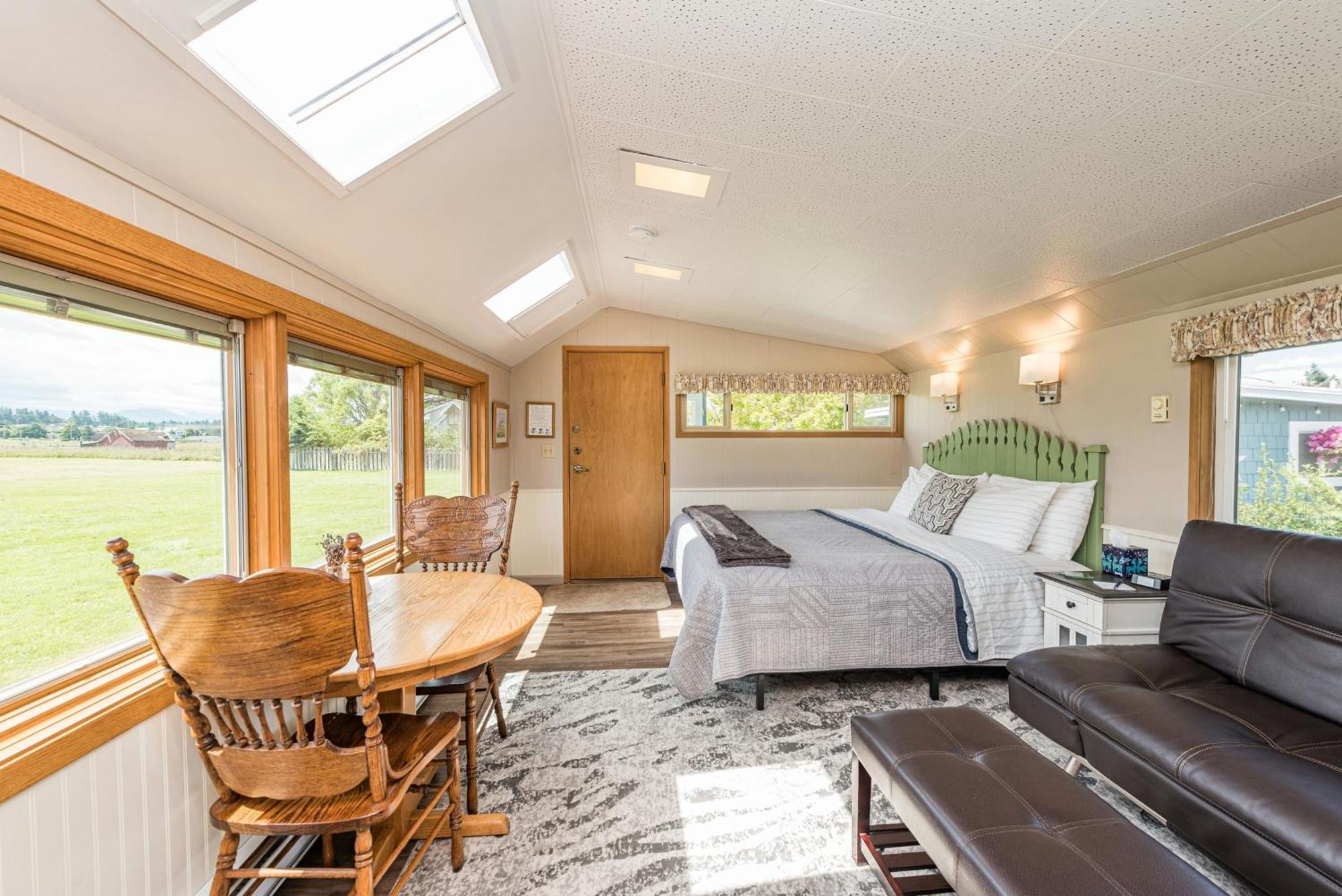 Juan De Fuca Waterfront Hotel & Cottages Секим Экстерьер фото