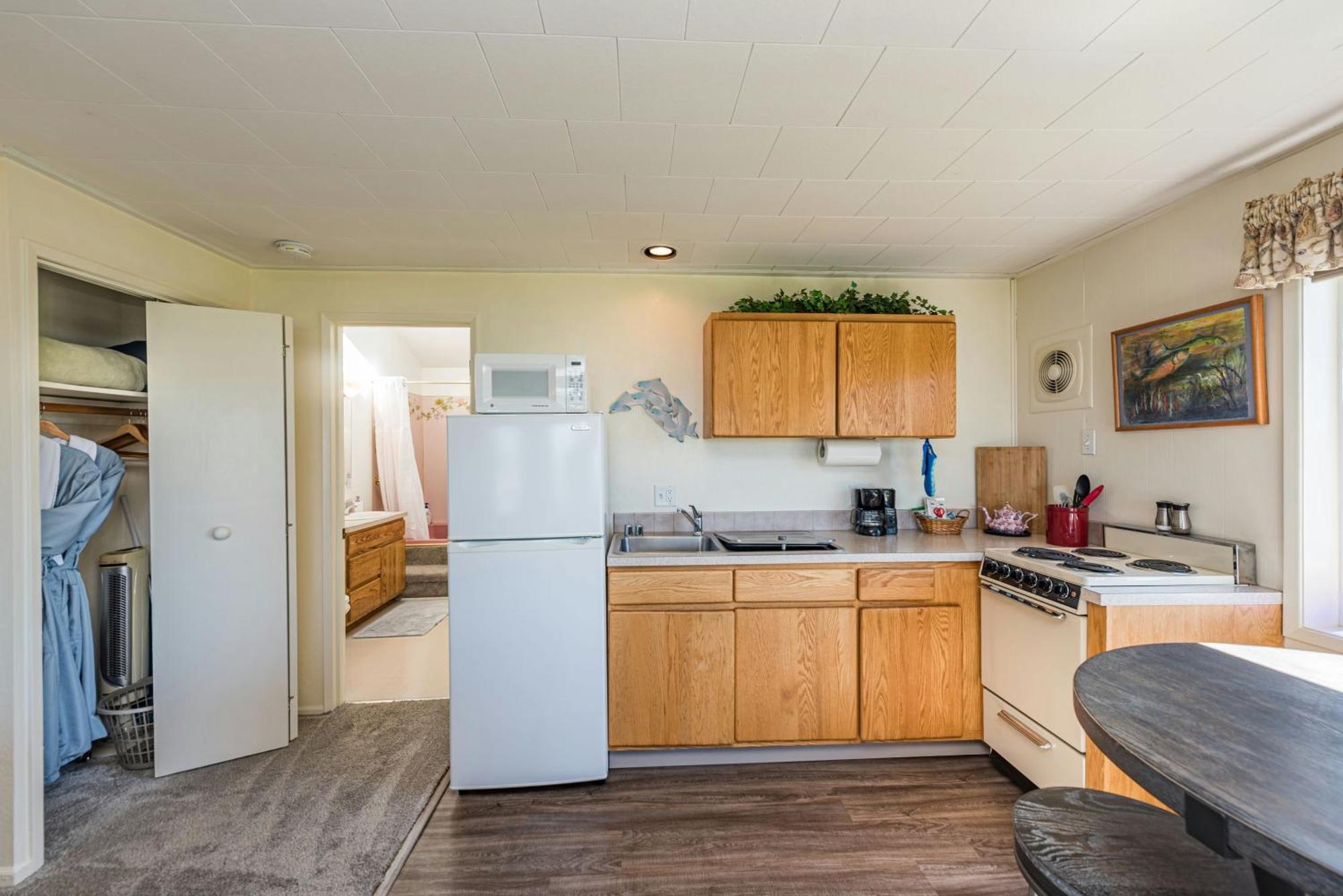 Juan De Fuca Waterfront Hotel & Cottages Секим Экстерьер фото