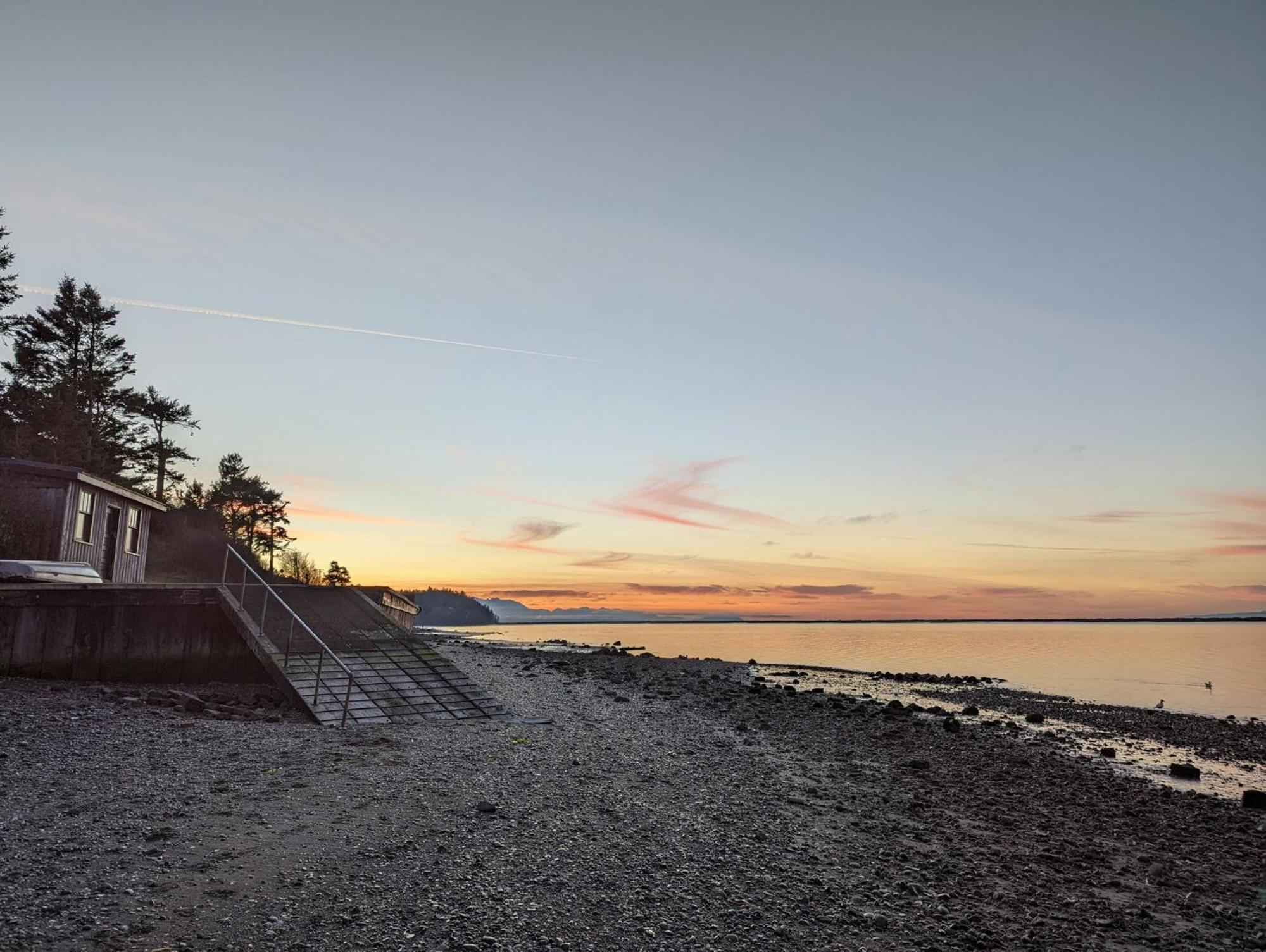 Juan De Fuca Waterfront Hotel & Cottages Секим Экстерьер фото