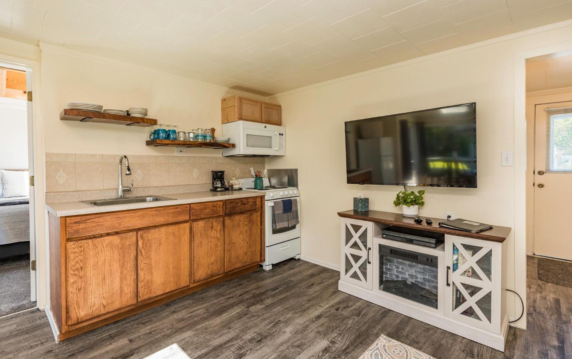 Juan De Fuca Waterfront Hotel & Cottages Секим Экстерьер фото