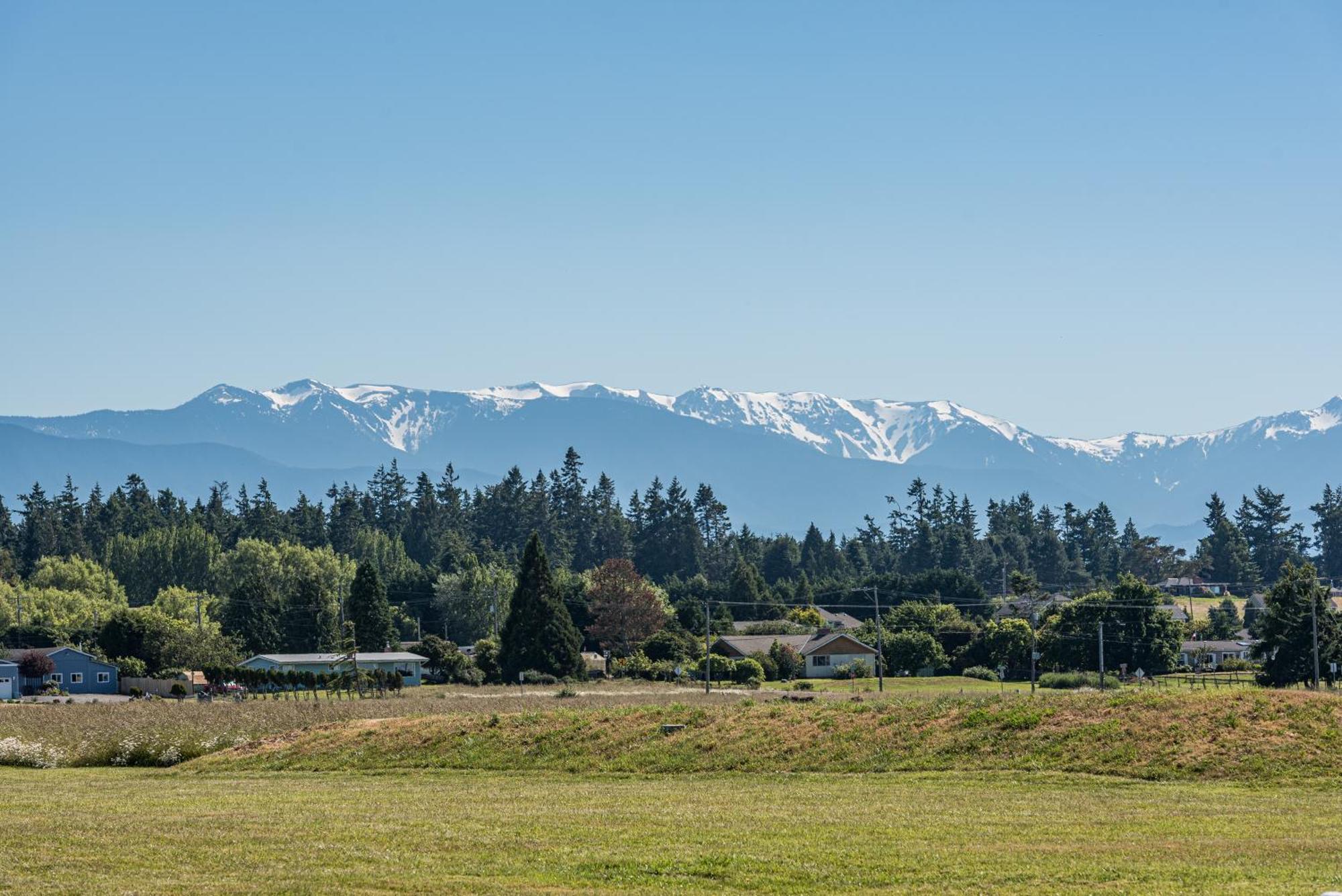 Juan De Fuca Waterfront Hotel & Cottages Секим Экстерьер фото