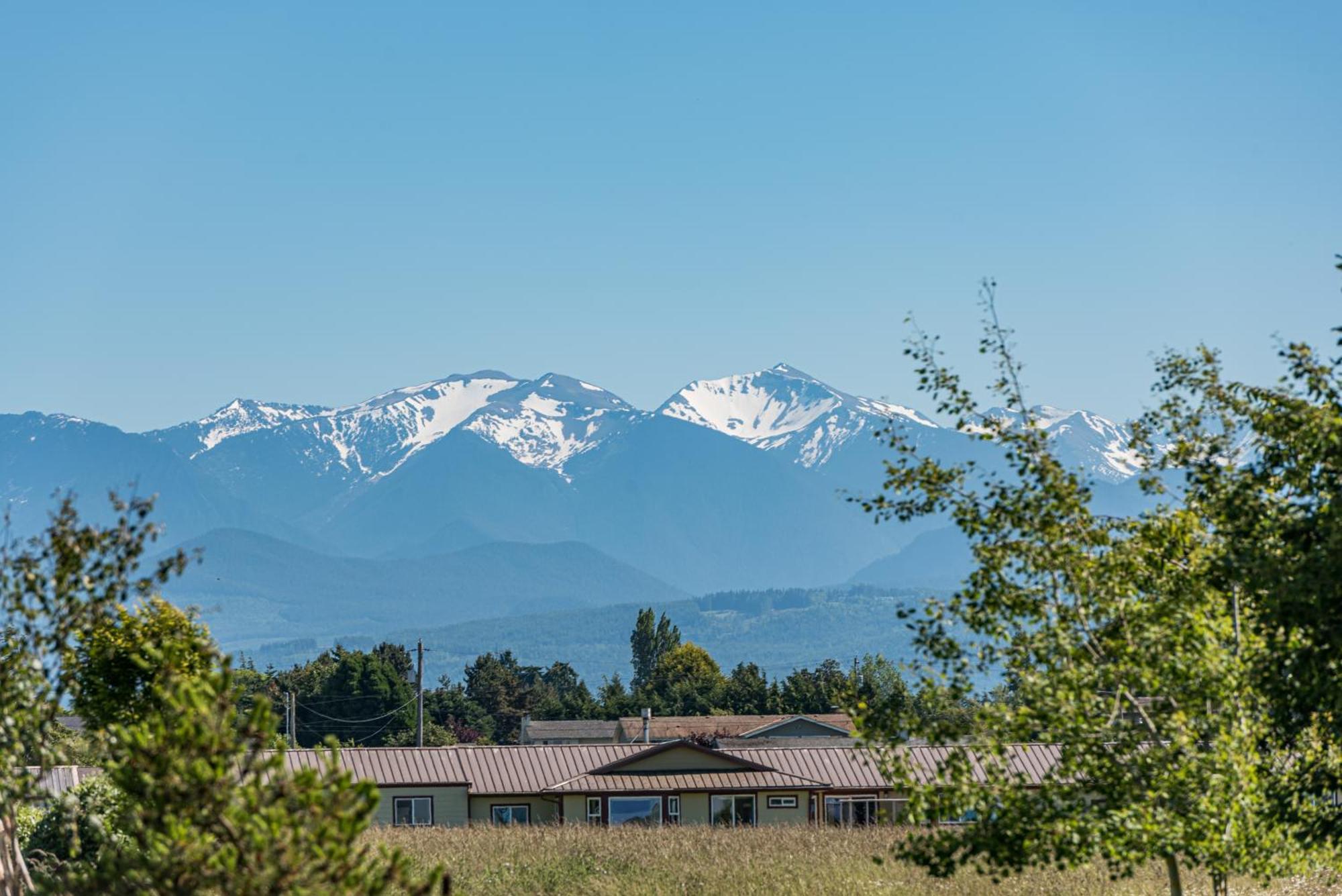 Juan De Fuca Waterfront Hotel & Cottages Секим Экстерьер фото