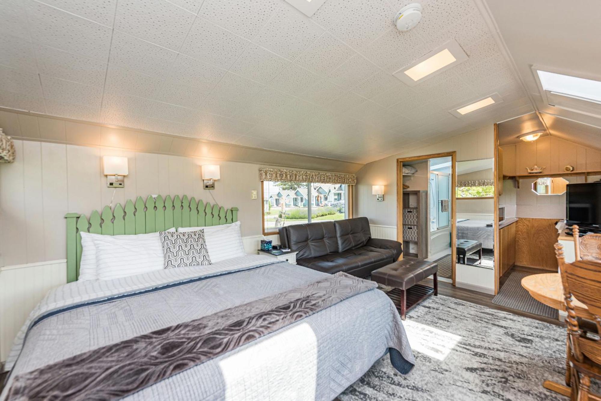 Juan De Fuca Waterfront Hotel & Cottages Секим Экстерьер фото