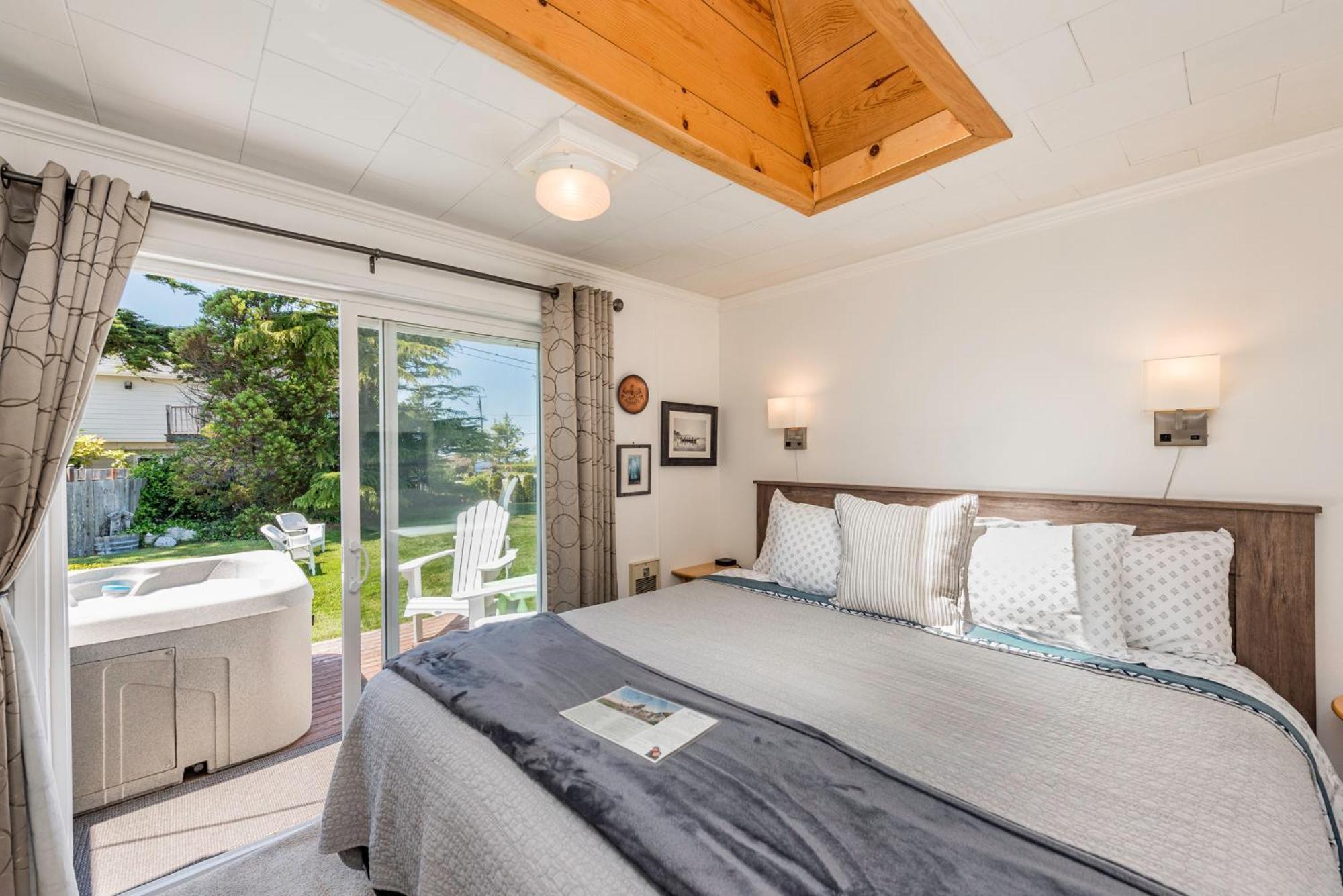 Juan De Fuca Waterfront Hotel & Cottages Секим Экстерьер фото