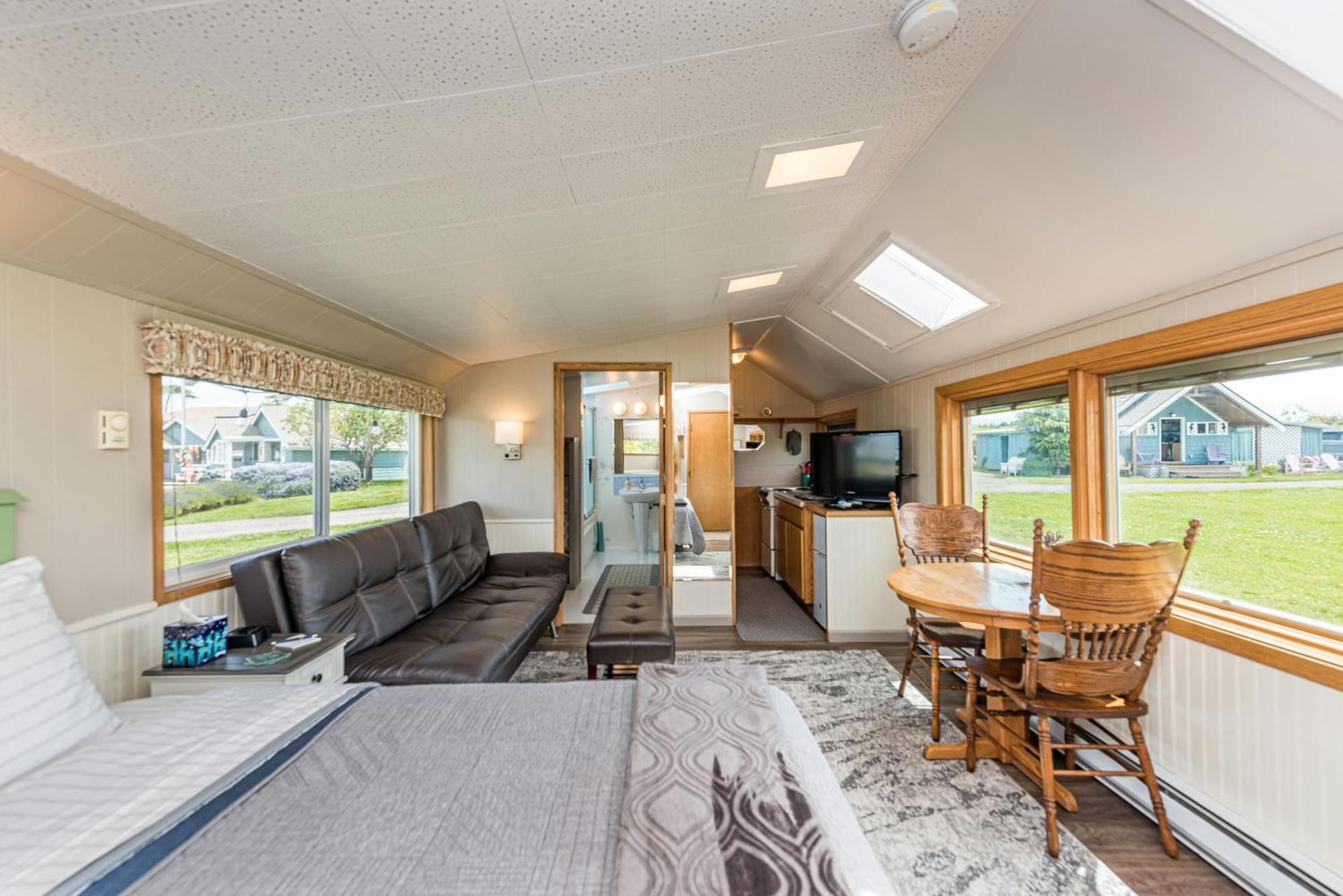 Juan De Fuca Waterfront Hotel & Cottages Секим Экстерьер фото