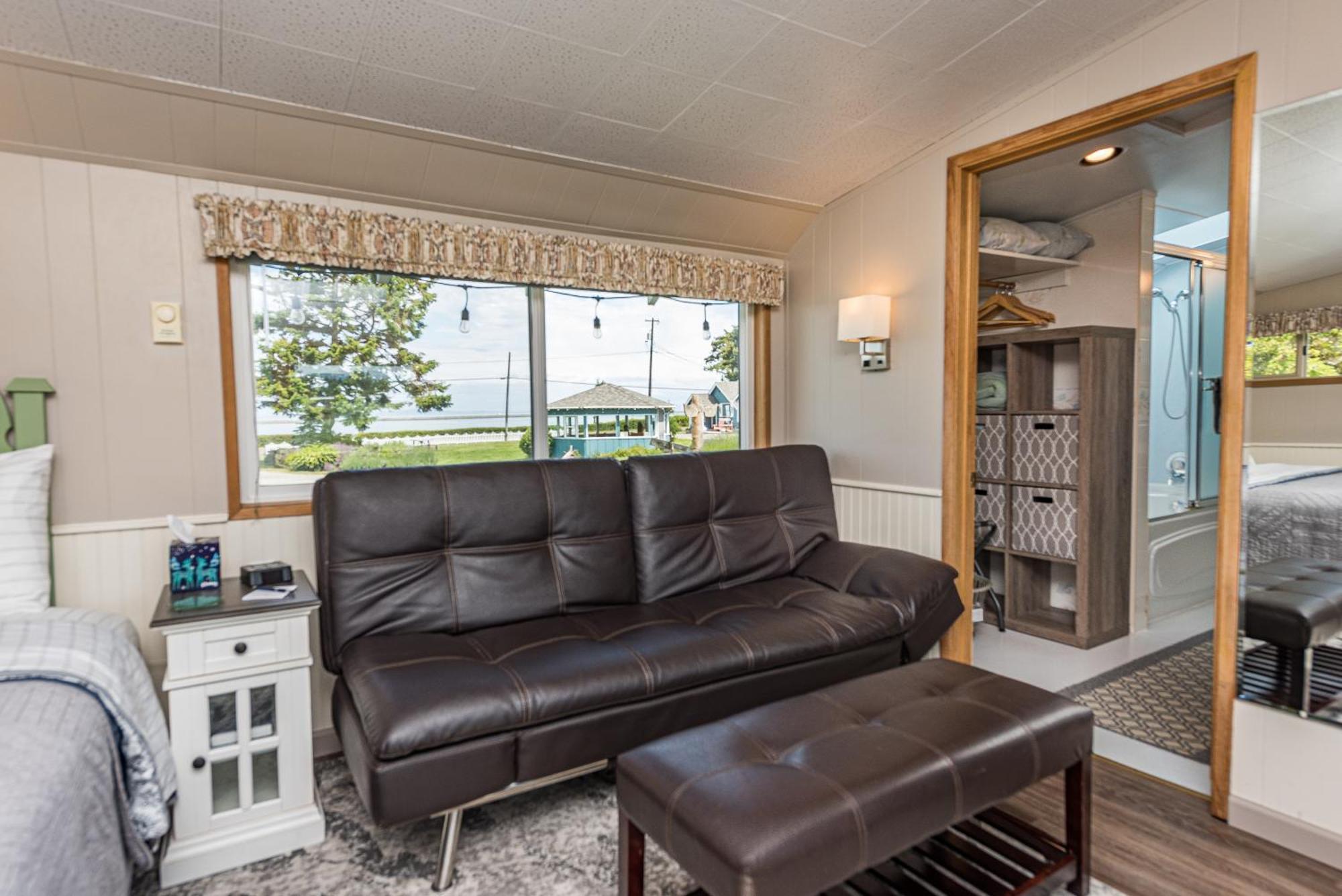 Juan De Fuca Waterfront Hotel & Cottages Секим Экстерьер фото