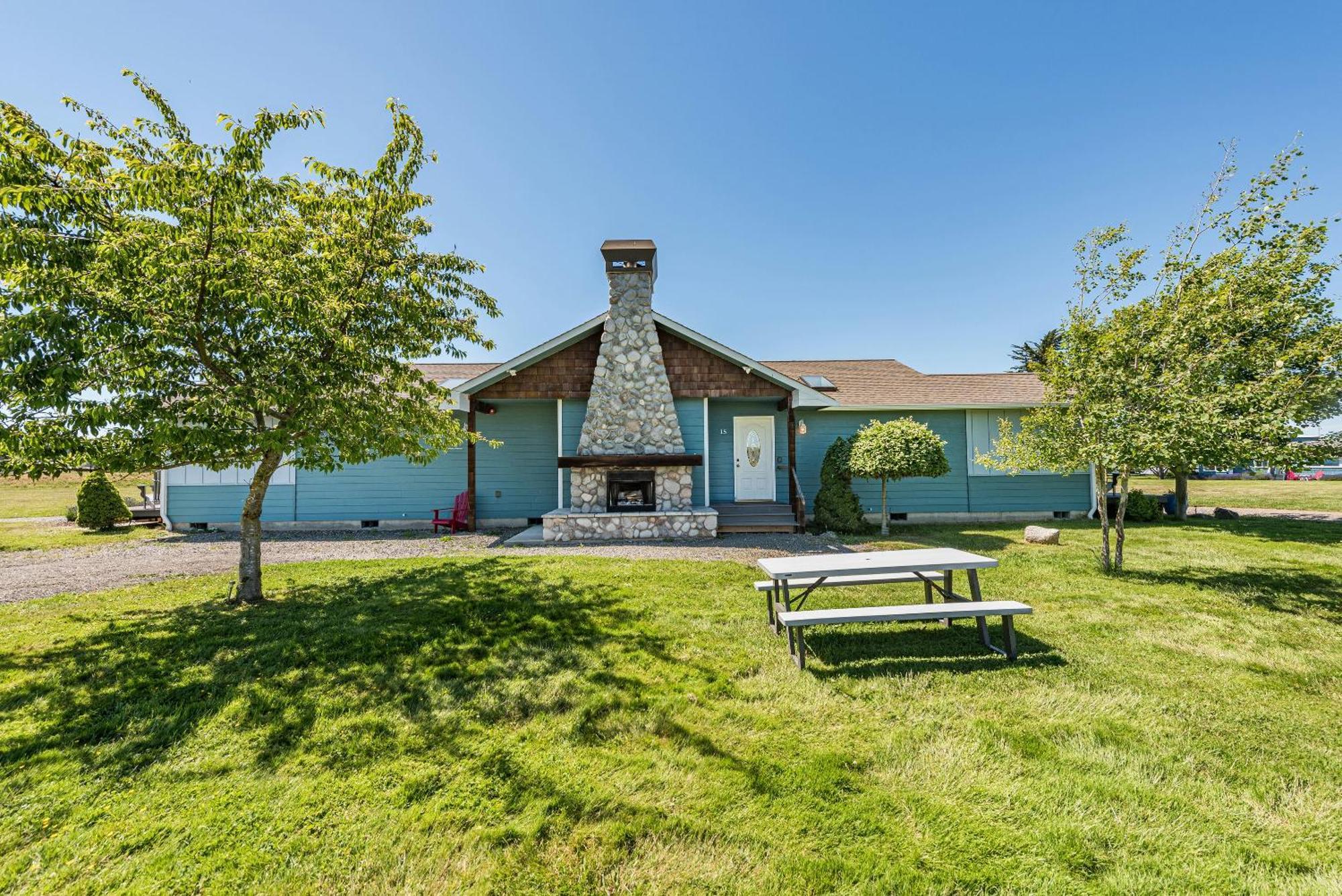 Juan De Fuca Waterfront Hotel & Cottages Секим Экстерьер фото