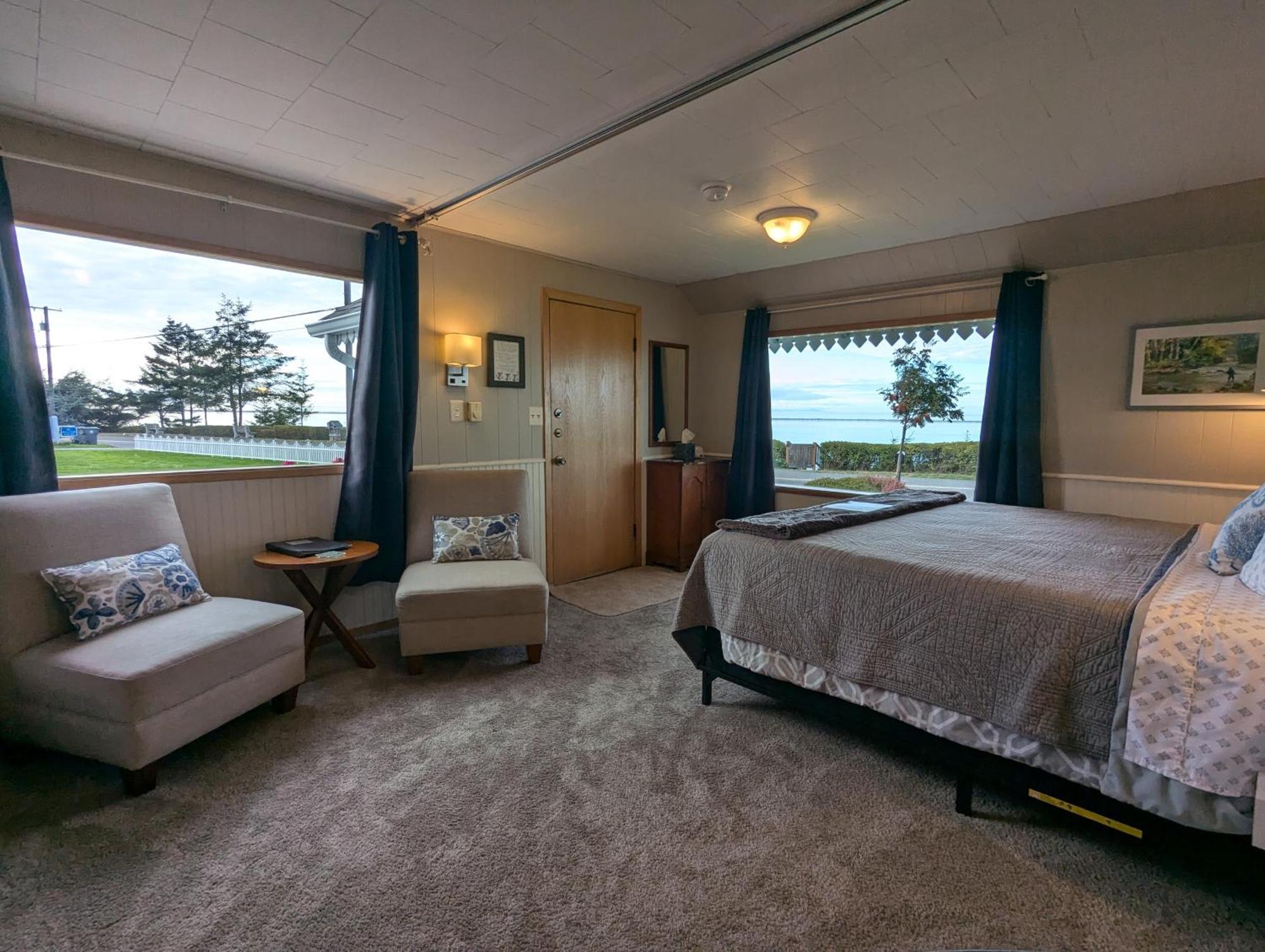 Juan De Fuca Waterfront Hotel & Cottages Секим Экстерьер фото