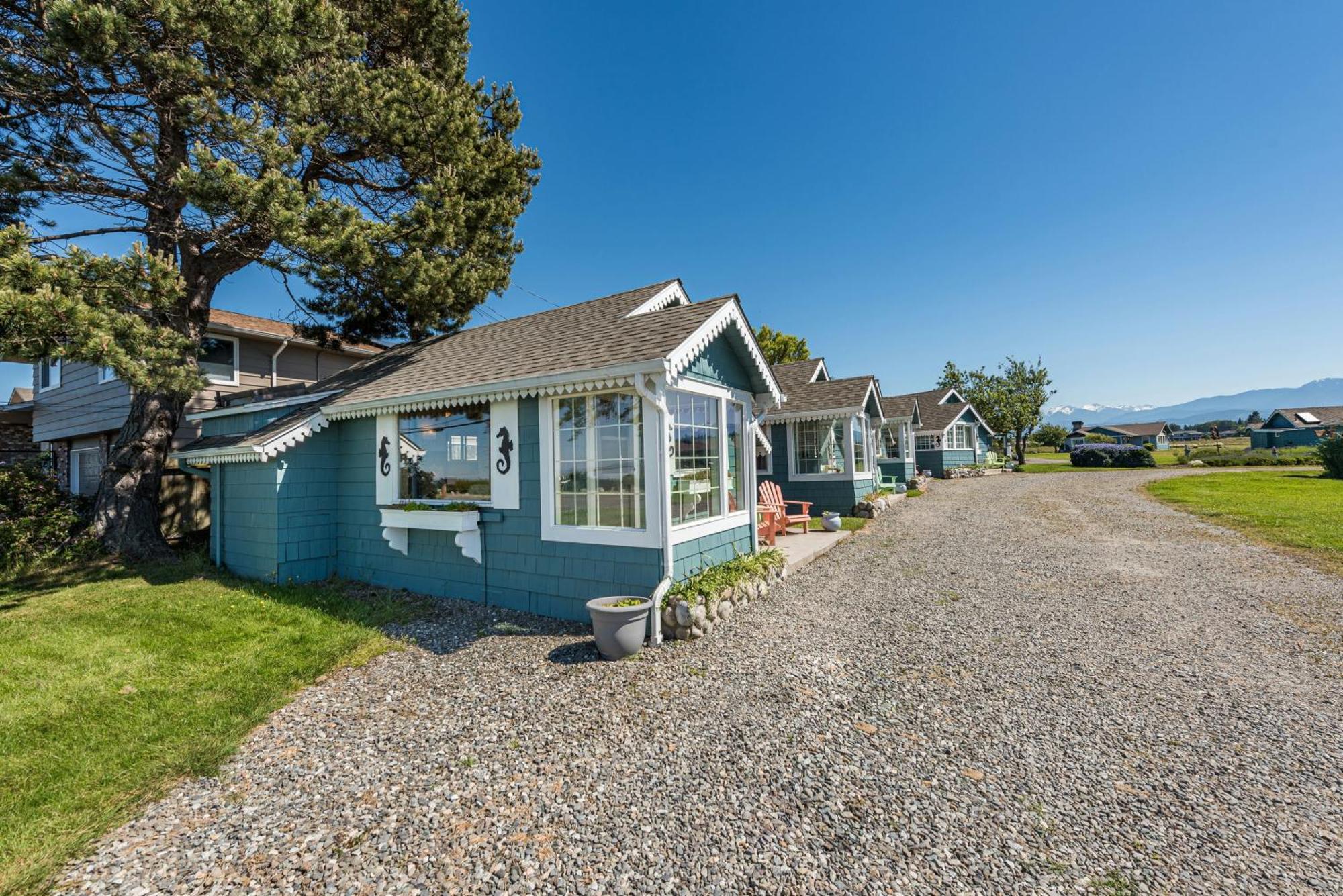 Juan De Fuca Waterfront Hotel & Cottages Секим Экстерьер фото